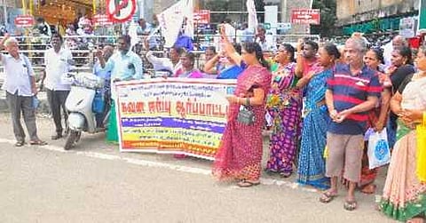 ஆா்ப்பாட்டத்தில் ஈடுபட்ட மாற்றுத் திறனாளிகள்.