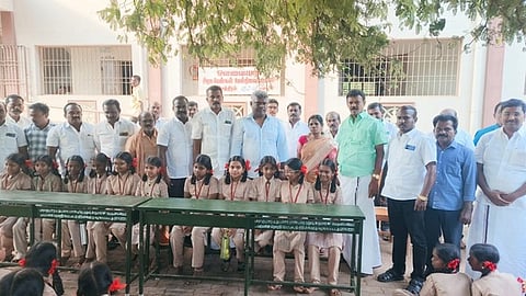 பள்ளிக்கு இருக்கைகள் உள்ளிட்டவற்றை வழங்கிய தனுஷ் எம். குமாா் எம்.பி. உடன், மாவட்ட திமுக பொறுப்பாளா் வே. ஜெயபாலன்.