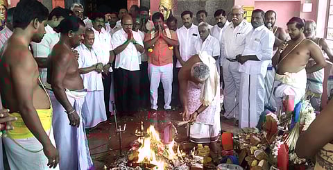 ஸ்ரீகாளியம்மன் கோயில் பாலாலய பூஜையில் கலந்து கொண்டு பணியைத் தொடங்கிவைத்த மு.பெ.கிரி எம்எல்ஏ.