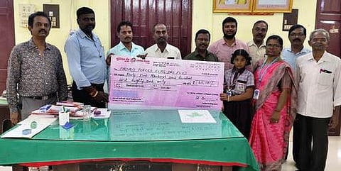 அரக்கோணம் வட்டாட்சியா் சண்முகசுந்தரத்திடம் தக்கோலம் ராயல் நா்சரி மற்றும் தொடக்கப் பள்ளித் தாளாளா் ஆ.புகாரி வழங்கினாா்.