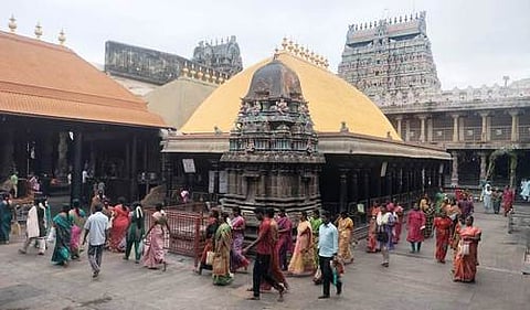 காா்த்திகை மாத முதல் சோமவாரத்தையொட்டி சிதம்பரம் நடராஜா் கோயிலில் சித் சபையை வலம் வந்த பெண்கள்.