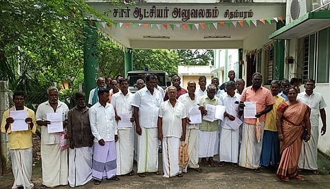 சிதம்பரம் உதவி ஆட்சியா் அலுவலகத்தை திங்கள்கிழமை முற்றுகையிட்ட பக்கிரி மான்யம் கிராம மக்கள்.