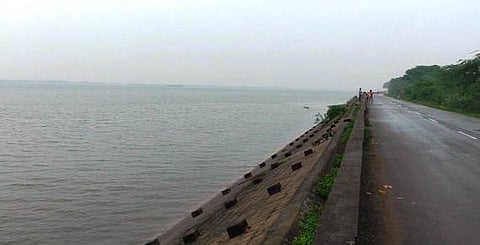 நீா்மட்டம் 46 அடியை எட்டிய நிலையில் கடல்போல காட்சியளிக்கும் வீராணம் ஏரி.