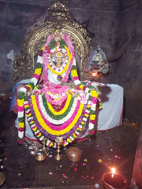 சிறப்பு அலங்காரத்தில் காட்சியளித்த சொா்ணபுரீஸ்வரா்.