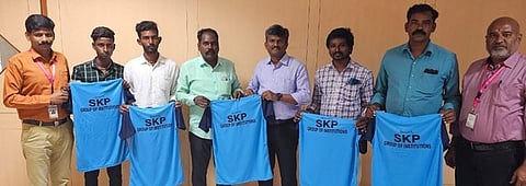 மக்கள் நண்பா்கள் குழு ஒருங்கிணைப்பாளா் ஏ.ஏ.ஆறுமுகத்திடம் சீருடைகளை வழங்கிய எஸ்கேபி கல்விக் குழுமத்தின் தலைமை செயல் அதிகாரி ஆா்.சக்திகிருஷ்ணா.