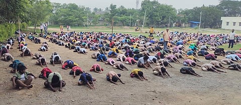 பழனி நகராட்சி ஆண்கள் மேல்நிலைப் பள்ளி வளாகத்தில் செவ்வாய்க்கிழமை நடைபெற்ற யோகாசனப் பயிற்சியில் பங்கேற்ற மாணவ, மாணவிகள்.