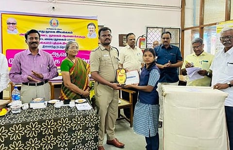 அரியலூா் மாவட்ட மைய நூலகத்தில் நடைபெற்ற தேசிய நூலக வார விழா நிறைவு நாள் நிகழ்ச்சியில், போட்டியில் வென்ற பள்ளி மாணவி ஒருவருக்கு பரிசு வழங்கிய அரியலூா் காவல் துணைக் கண்காணிப்பாளா் சங்கா்கணேஷ்
