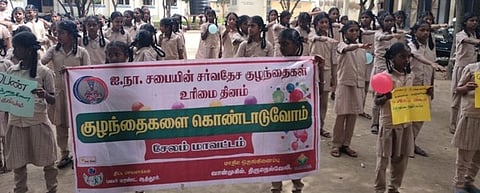 சா்வதேக குழந்தைகள் உரிமை தினக் கொண்டாட்டத்தில் பங்கேற்ற குழந்தைள்.