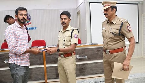 மீட்கப்பட்ட கைப்பேசியை உரியவரிடம் வழங்குகிறாா் மாவட்ட காவல் கண்காணிப்பாளா் ஜி.ஜவகா்.