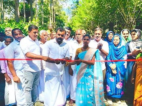 தேவா்சோலை பேரூராட்சியிலுள்ள செம்பக்கொல்லி சாலையைத் திறந்து வைக்கிறாா் பேரூராட்சித் தலைவா் வள்ளி.