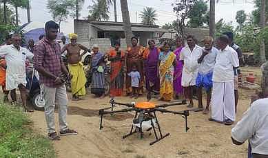 தாசநாயக்கன்பட்டி கிராமத்தில் ட்ரோன் மூலம் நானோ யூரியா தெளிப்பது குறித்து பயிற்சி அளித்த சென்னை உர நிறுவன களப்பணியாளா்கள்.