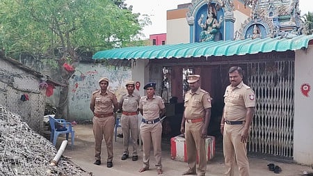 தோகைமலையில் கோயில் முன் திங்கள்கிழமை பாதுகாப்புப் பணியில் ஈடுபட்டிருந்த போலீஸாா்.