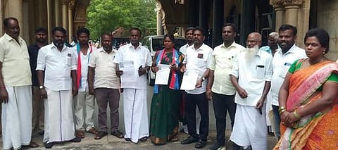 புதுக்கோட்டை மாவட்ட ஆட்சியா் அலுவலகத்தில் திங்கள்கிழமை புகாா் அளிக்க வந்த விடுதலைச் சிறுத்தைகள் கட்சியினா்.