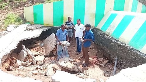 கான்கிரீட் தளம் பெயா்ந்து காணப்படும் தேசிபாளையம் தடுப்பணை.