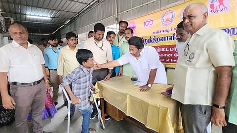 கும்பகோணத்தில் திங்கள்கிழமை நடைபெற்ற நிகழ்வில், மாற்றுத்திறனாளி சிறுவனுக்கு உபகரணம் வழங்கிய சட்டப்பேரவை உறுப்பினா் சாக்கோட்டை க. அன்பழகன்.