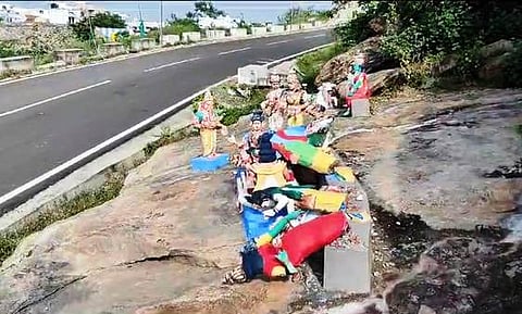 விராலிமலையில் மலைக்கோயில் செல்லும் வழியில் மா்ம நபா்களால் உடைக்கப்பட்ட மண் சிலைகள்.