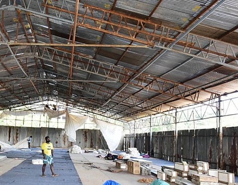 திருச்சி சத்திரம் பேருந்து நிலையம் அருகேயுள்ள தூய வளனாா் பள்ளி மைதானத்தில் புத்தகத் திருவிழாவுக்காக அமைக்கப்படும் பந்தல்.