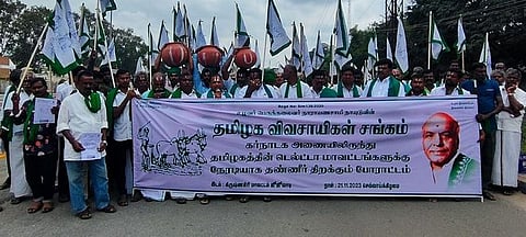 ஒசூரில் போராட்டத்தில் ஈடுபட்ட தமிழக விவசாயிகள் சங்கத்தினா்.