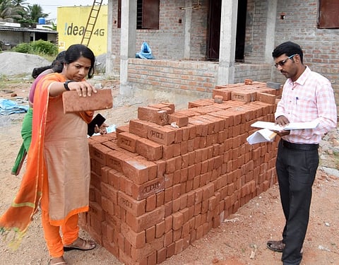 மத்தூா் ஊராட்சி ஒன்றியத்துக்கு உள்பட்ட சோனாரஅள்ளி கிராமத்தில், நூலக கட்டுமானப் பணியை ஆய்வு செய்த மாவட்ட ஆட்சியா் கே.எம்.சரயு.