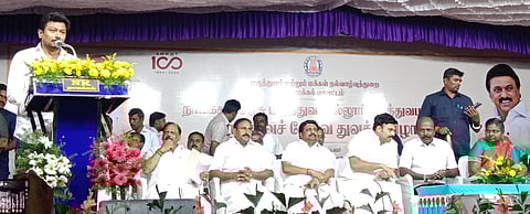 சுகாதாரத் துறையில் மற்ற மாநிலங்களுக்கு முன்னோடியாக தமிழகம் திகழ்கிறது