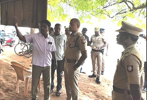 நான்குனேரியில் ஜெராக்ஸ் கடை மீதுநாட்டு வெடிகுண்டுகள் வீசிய மாணவா் கைது