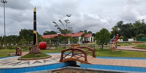 பூங்காவுக்குள் வைக்கப்பட்டுள்ள பேனா சிலை.