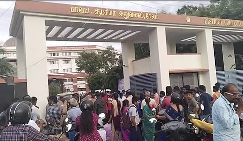 சேலம் மாவட்ட ஆட்சியா் அலுவலகம் முன்பு போராட்டத்தில் ஈடுபட்டுள்ள சதீஷ்குமார் மனைவி மற்றும் உறவினா்கள்.