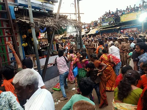 நகை அடகுக் கடையின் மாடியிலும், உள்ளேயும் சிக்கிக்கொண்ட பக்தர்கள்.