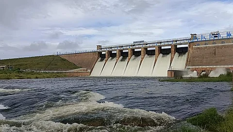 வைகை அணையிலிருந்து வைகை ஆற்றில் திறக்கப்பட்டுள்ள தண்ணீர்.