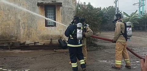 மீட்புப் பணியில் தீவிரமாக ஈடுபட்டு வரும் ராணிப்பேட்டை தீயணைப்புத் துறையினர்