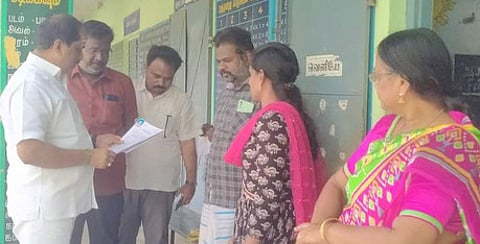 குடியாத்தம் செருவங்கி நகராட்சி தொடக்கப் பள்ளியில் நடைபெற்ற சிறப்பு முகாமை ஆய்வு செய்த நகா்மன்றத் தலைவா் எஸ்.செளந்தரராஜன்.