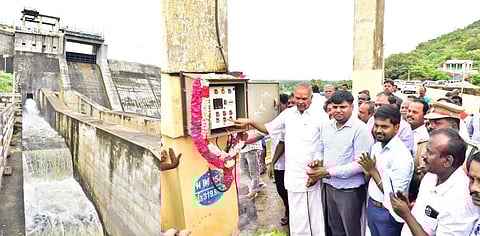 கொடுமுடியாறு அணையிலிருந்து வெள்ளிக்கிழமை பாசனத்துக்காக தண்ணீரைத் திறந்து விடுகிறார் பேரவைத் தலைவர் மு. அப்பாவு, உடன் மாவட்ட ஆட்சியர் கா.ப. கார்த்திகேயன்.