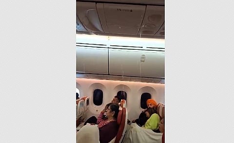 ஏர் இந்தியா விமானத்துக்குள் மழை பெய்யும் விடியோவால் பரபரப்பு