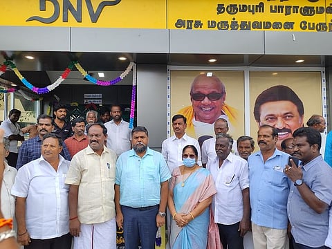 தருமபுரி, அரசு மருத்துவமனை அருகே புதிதாகக் கட்டப்பட்ட பயணிகள் நிழற்கூடத்தைத் திறந்துவைக்கிறாா் மக்களவைத் தொகுதி உறுப்பினா் டிஎன்வி எஸ்.செந்தில்குமாா்.