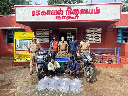 சாராயம் கடத்தல்: இருவா் கைது