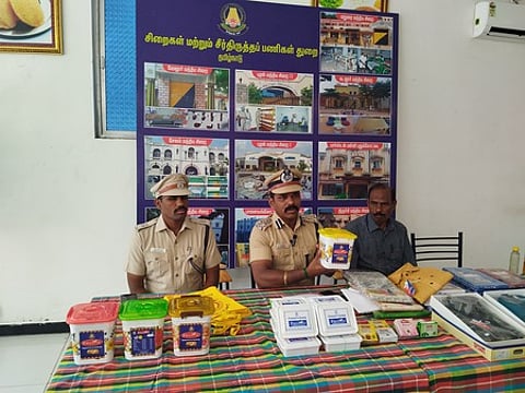 மதுரை சிறைச்சந்தையில் தீபாவளி சிறப்பு விற்பனையில் இனிப்பு பெட்டகத்தை அறிமுகப்படுத்தும் சிறைத்துறை மதுரை சரக துணைத்தலைவா் டி.பழனி.