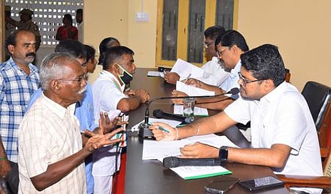 ராமநாதபுரம் மாவட்ட மக்கள் குறைதீா் கூட்டத்தில், பொதுமக்களிடம் கோரிக்கைகளைக் கேட்டறிந்த மாவட்ட ஆட்சியா் பா. விஷ்ணுசந்திரன்.