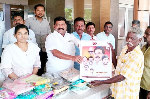 காரைக்குடி நகராட்சி அலுவலகத்தில் திங்கள்கிழமை நடைபெற்ற நிகழ்ச்சியில் தூய்மைப் பணியாளா்களுக்கு புத்தாடைகள் வழங்கிய நகா்மன்றத் தலைவா் சே. முத்துதுரை.