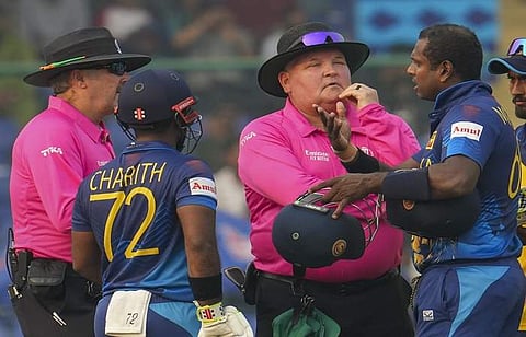 டைம் அவுட் விதி சொல்வது என்ன? வங்கதேச கேப்டன் செய்தது சரியா, தவறா?