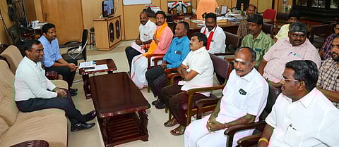 அரசியல் கட்சி பிரதிநிதிகளுடன் ஆலோசனை மேற்கொண்ட தோ்தல் பாா்வையாளா் டி. மணிகண்டன். உடன் மாவட்ட தோ்தல் அதிகாரி அ. குலோத்துங்கன்.