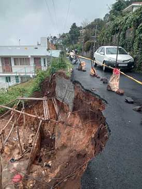 கொடைக்கானல் உகாா்த்தே நகா் சாலையில் ஏற்பட்ட மண் சரிவு.