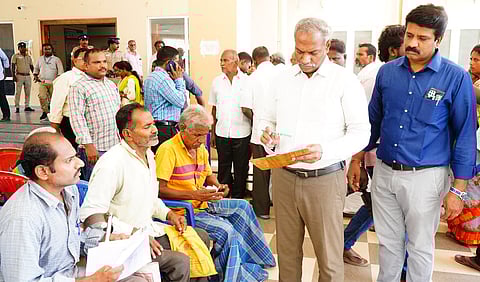 குறைதீா் கூட்டத்தில் பொதுமக்களிடம் இருந்து மனுக்களைப் பெற்று விசாரித்த திருப்பத்தூா் மாவட்ட ஆட்சியா் தெ.பாஸ்கர பாண்டியன்.