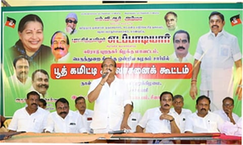 சீனாபுரத்தில் நடைபெற்ற அதிமுக பூத் கமிட்டி நிா்வாகிகள் ஆலோசனைக் கூட்டத்தில் பேசுகிறாா் மாவட்டச் செயலாளா் கே.சி.கருப்பண்ணன்.