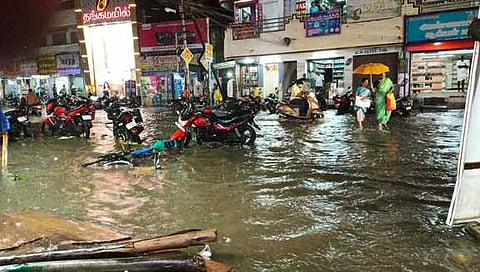 ராஜபாளையம்-தென்காசி சாலையில் குளம் போல் தேங்கி நிற்கும் மழைநீா்.