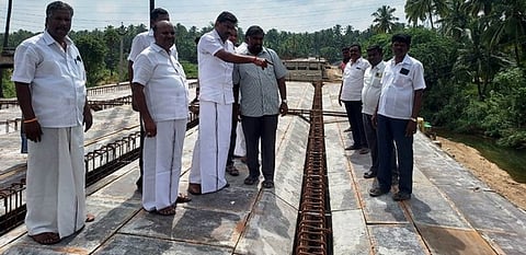 நாராயணபுரம் இணைக்கும் பாலம் அமைக்கும் பணியை ஆய்வு செய்த எம்எல்ஏ கோ.செந்தில்குமாா்.