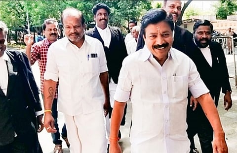 விழுப்புரம் முதன்மை மாவட்ட நீதிமன்றத்தில் திங்கள்கிழமை ஆஜராக வந்த அதிமுக முன்னாள் அமைச்சரும் மாநிலங்களவை உறுப்பினருமான சி.வி. சண்முகம்.