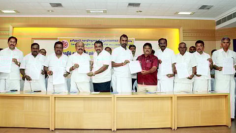 கோவை ஆவாரம்பாளையத்தில் நடைபெற்ற நிகழ்ச்சியில் அதிமுக எம்எல்ஏக்களிடம் மனு அளிக்கும் தொழில் துறை மின்நுகா்வோா் கூட்டமைப்பினா்.