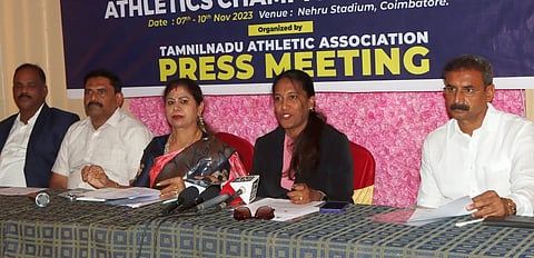 கோவை நேரு விளையாட்டு அரங்கில் நடைபெறவுள்ள தேசிய அளவிலான ஜூனியா் தடகள சாம்பியன்ஷிப் போட்டிகள் குறித்து செய்தியாளா்களிடம் பேசுகிறாா் தமிழ்நாடு தடகள சங்கத்தின் செயலா் சி.லதா.