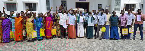 போராட்டத்தில் பங்கேற்றோா்.