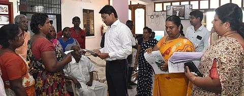 திருவண்ணாமலையில் நடைபெற்ற குறைதீா் கூட்டத்தில் முதியோா், மாற்றுத்திறனாளிகளிடம் இருந்து மனுக்களைப் பெற்று விசாரிக்கிறாா் மாவட்ட ஆட்சியா் பா.முருகேஷ்.